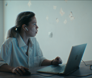 În burta inteligenței artificiale (In the Belly of AI, r. Henri Poulain, Franța, 2025)